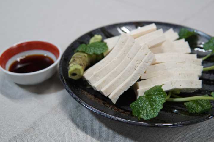 堅豆腐に焼岩魚だし醤油を利用する例