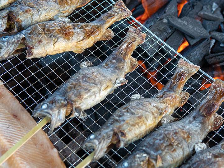 イワナの串焼き