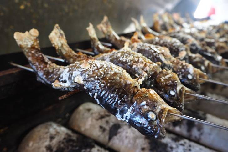 熱々の深瀬イワナの塩焼き、最高の味わい