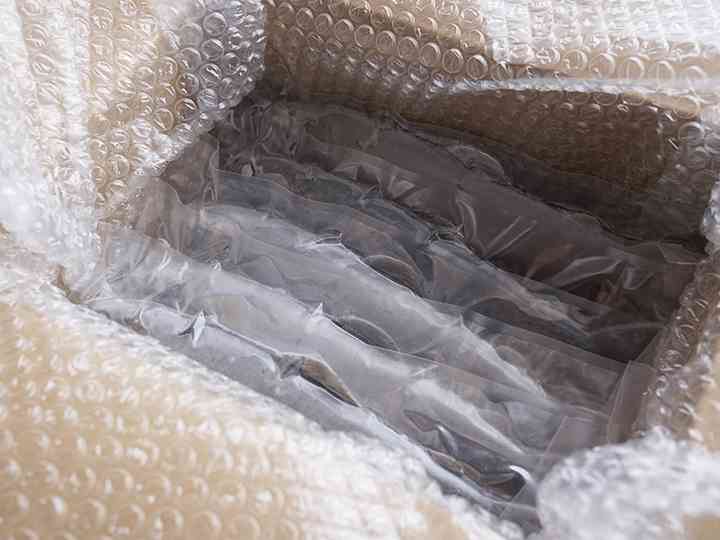 開封した梱包箱（緩衝材に包まれた商品）