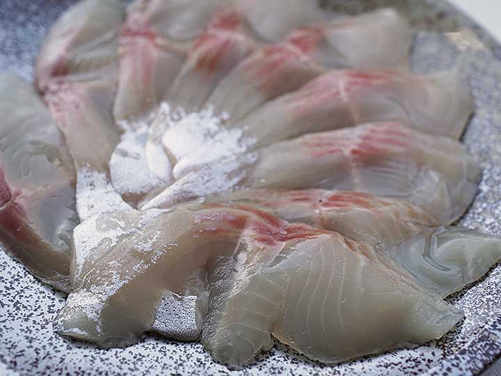 解凍してすぐに食べられるイワナのお刺身