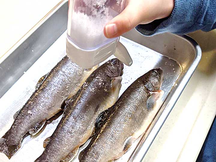 イワナに塩を振っているところ
