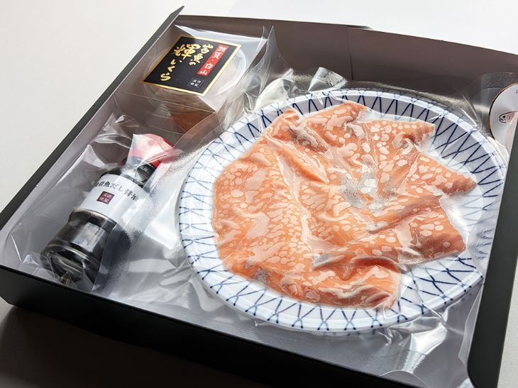 渓流いろどり丼セットの箱を開けた様子