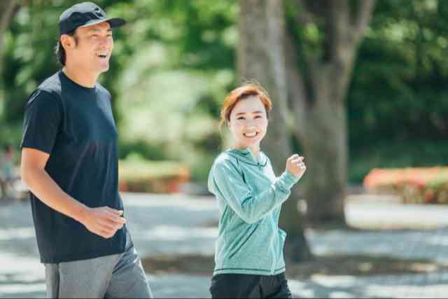 アウトドアでイワナのバーベキューを楽しむ若者