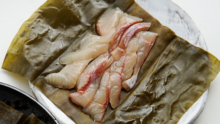 北海道産高級昆布と新鮮な深瀬イワナ