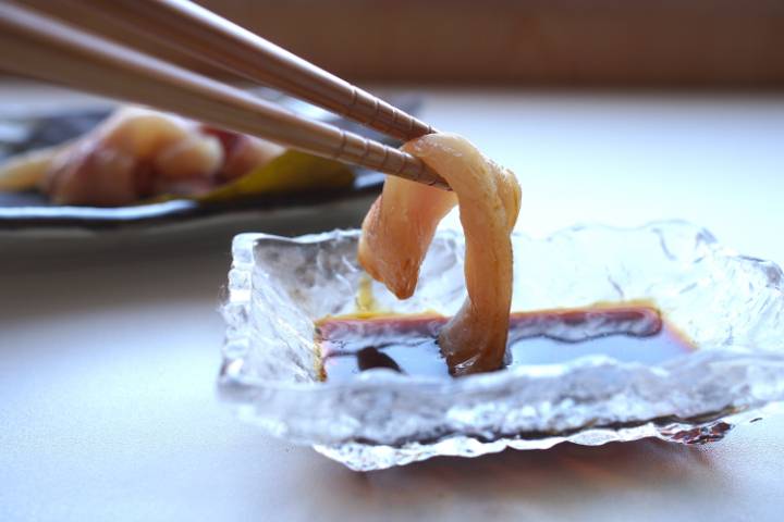 昆布〆をわさび醤油でいただくイメージ