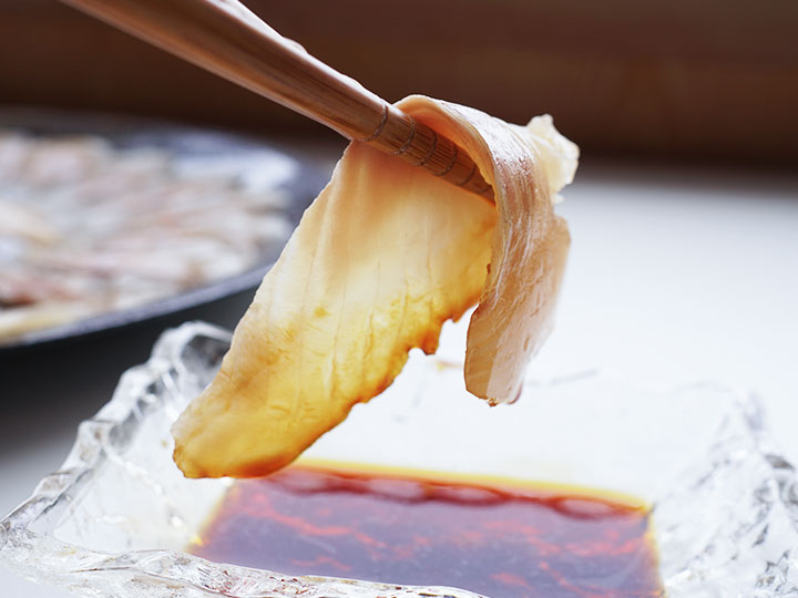深瀬イワナの刺身をわさび醤油で楽しむイメージ