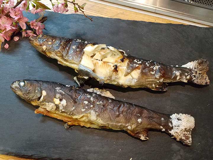 香ばしく焼きあがったイワナの塩焼き