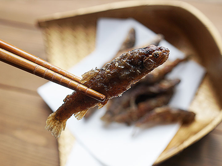レモンを添えた岩魚の唐揚げの盛り付け例