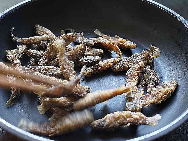 レモンを添えた岩魚の唐揚げの盛り付け例