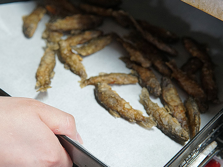 レモンを添えた岩魚の唐揚げの盛り付け例