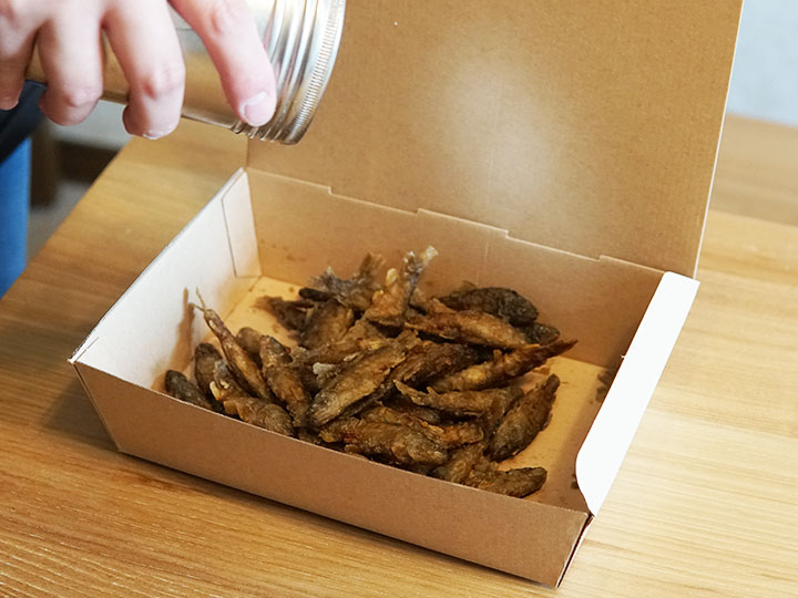 レモンを添えた岩魚の唐揚げの盛り付け例
