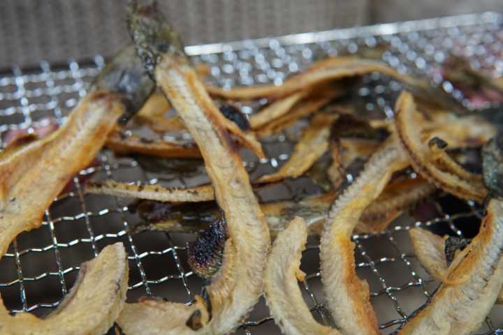 だし醤油の原料となる丁寧に焼かれた岩魚の干物