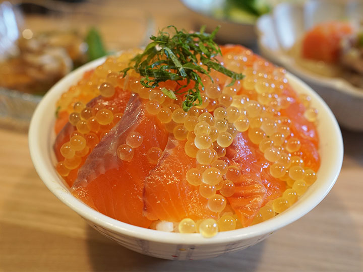 白山堂 渓流いろどり丼セット 盛り付けイメージ