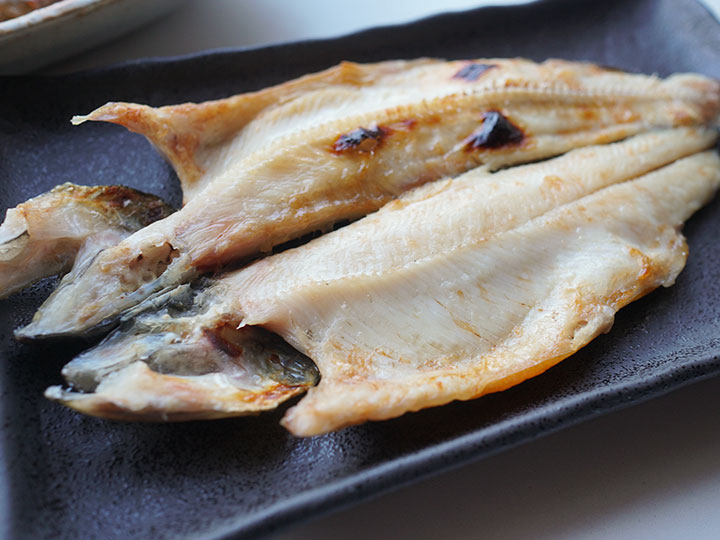 フライパンで焼き上げた岩魚の一夜干しを箸でほぐす様子