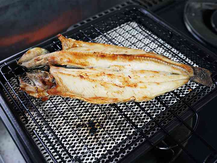 岩魚の一夜干しを網焼きで焼き上げた様子