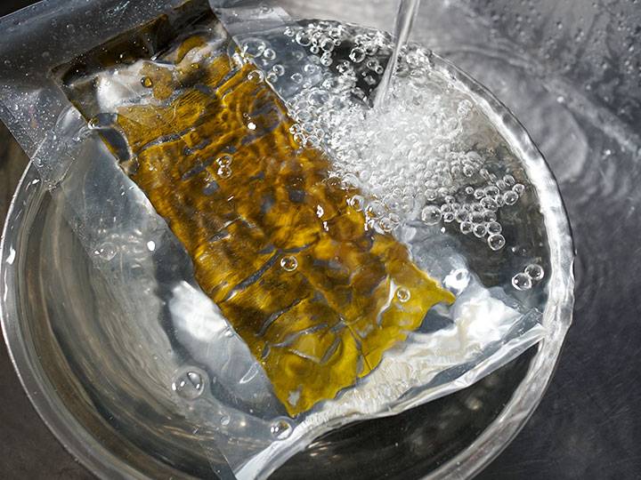 昆布〆をわさび醤油でいただくイメージ