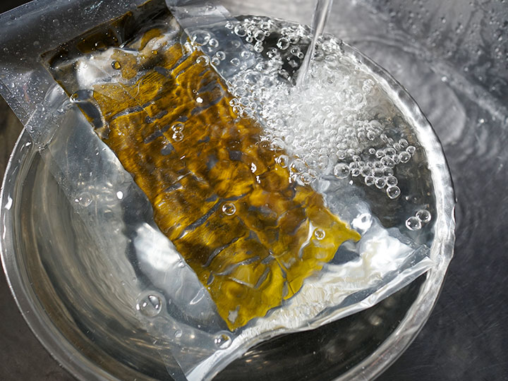 白山べに鱒の昆布〆の流水解凍イメージ