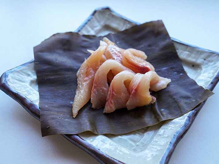 深瀬イワナの昆布〆 盛り付け例3 大葉を添えて