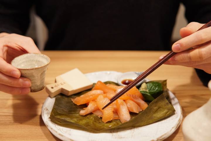 ニジマスの昆布締めと日本酒