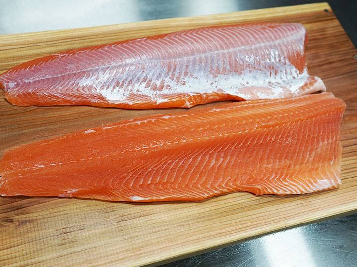 鮮やかな赤身（紅鱒）のニジマスの切り身アップ