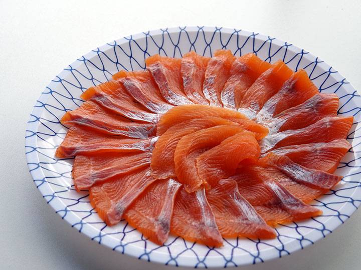 お皿に美しく盛り付けられた白山べに鱒の刺身（大皿）