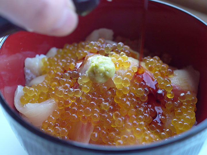 薬味を添えた岩魚の親子丼のアップ