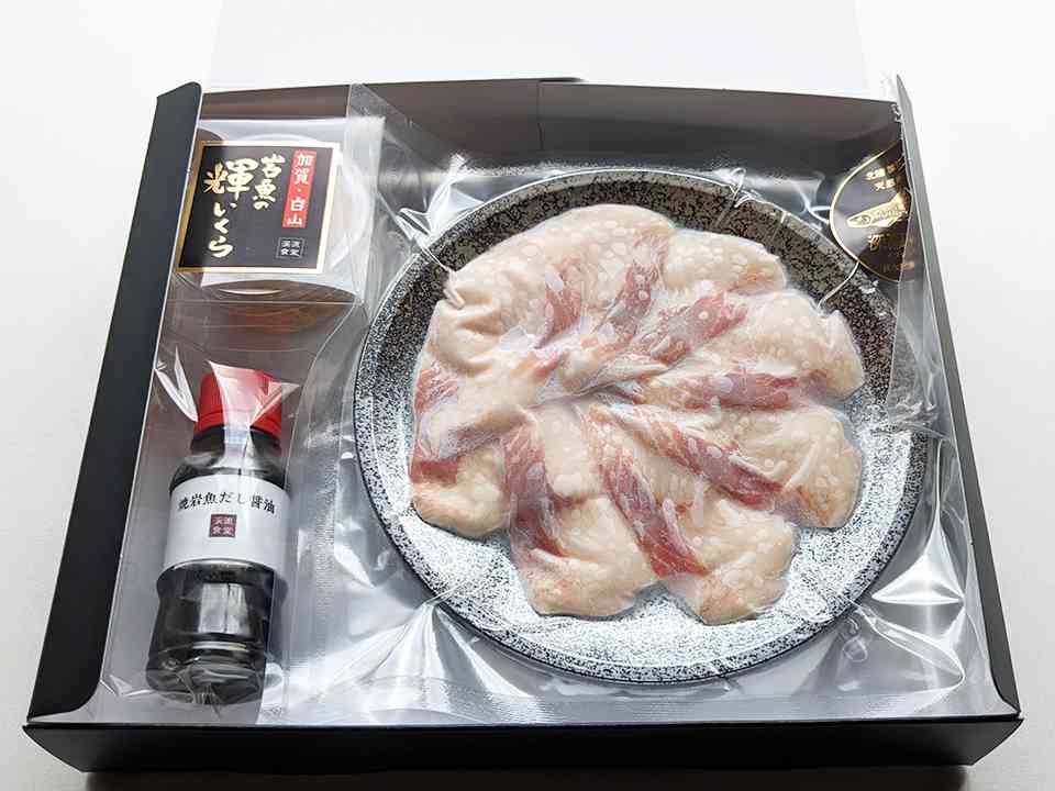 箱を開封した岩魚の親子丼セットとパンフレット