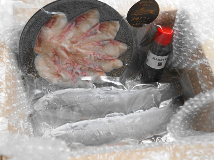 イワナ塩焼き＆お刺身セットの梱包の様子1